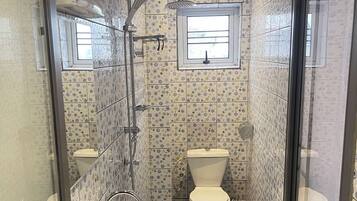Shower, rainfall showerhead, free toiletries, bidet