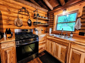 Mikrowelle, Ofen, Herdplatte, Wasserkocher mit Kaffee-/Teezubehör