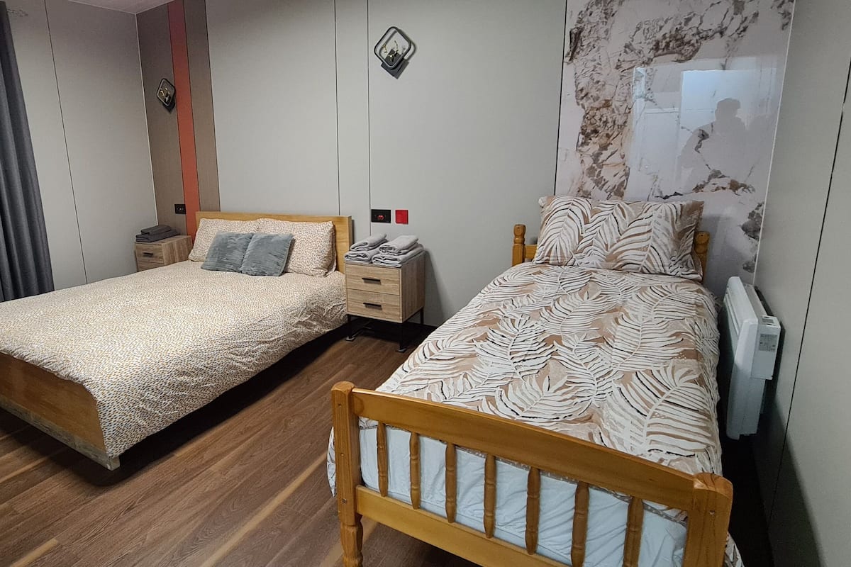 1 habitación, escritorio, tabla de planchar con plancha y wifi gratis