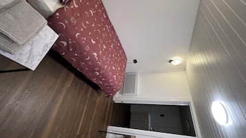 1 phòng ngủ, bàn, bàn ủi/dụng cụ ủi quần áo