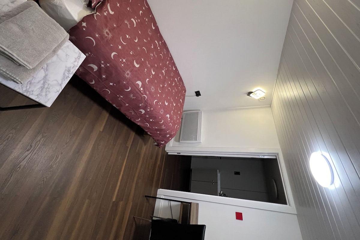 Skrivebord, strykejern/-brett, wi-fi (inkludert) og sengetøy