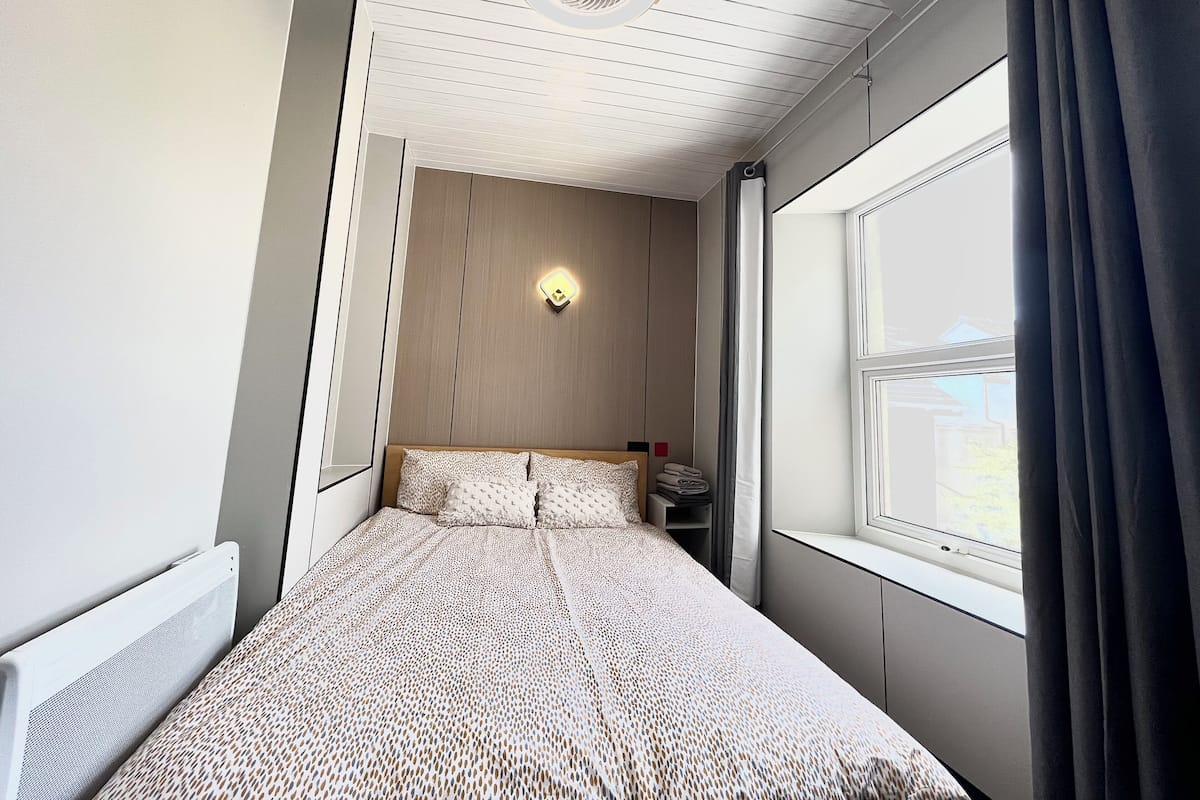 1 habitación, escritorio, tabla de planchar con plancha y wifi gratis