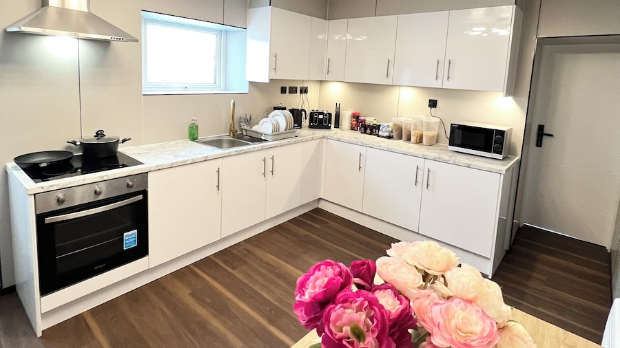 OYO Welsh Holiday Accommodation - Modern Stay