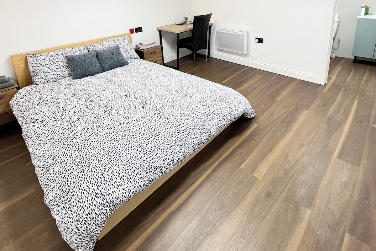 1 habitación, escritorio, tabla de planchar con plancha y wifi gratis
