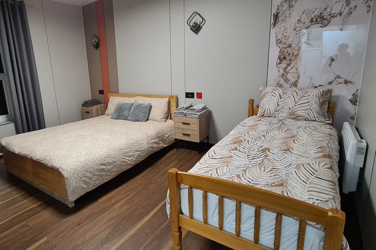 Standard Family of 3 Room | Skrivebord, strykejern/-brett, wi-fi (inkludert) og sengetøy