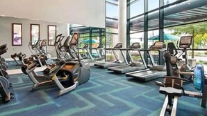 Ein Fitnessstudio mit Laufbändern, Ergometer und Crosstrainern.