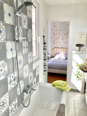 Dusche, Haartrockner, Toilettenpapier