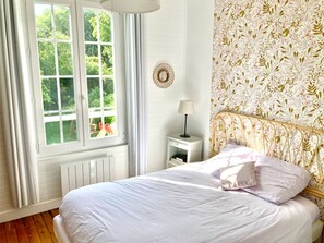 3 slaapkamers, een strijkplank/strijkijzer, reisbedje, gratis wifi