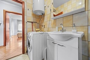 تجهيزات دش، مجففات شعر، مناشف، ورق حمّام