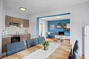 Réfrigérateur, four à micro-ondes, un four, surface de cuisson