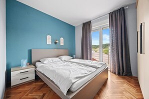2 chambres, fer et planche à repasser, lit de bébé portatif