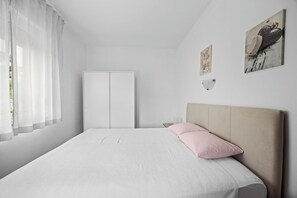 2 chambres, fer et planche à repasser, lit de bébé portatif