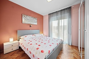 2 bedrooms, iron/ironing board, travel cot, free WiFi