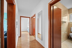 Regadera, secadora de cabello, toallas, papel de baño 