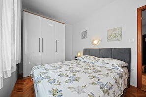 2 habitaciones, tabla de planchar con plancha y cuna de viaje 