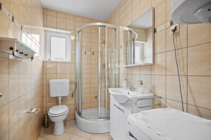 Douche, séchoir à cheveux, serviettes fournies, papier de toilette