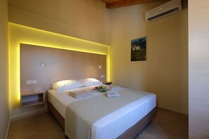 1 dormitori, caixa forta a l'habitació i planxa i posts de planxar