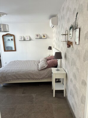 3 bedrooms, desk, iron/ironing board, travel crib
