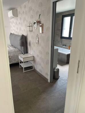 3 Schlafzimmer, Schreibtisch, Bügeleisen/Bügelbrett, Reisekinderbett