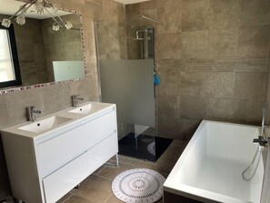Douche, séchoir à cheveux, serviettes fournies, savon