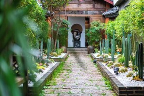 Garden - Yun Qieman Inn· Panoramic Snow Mountain View & Golden Peak Sunrise (Old Town of Lijiang ) (Lijiang)