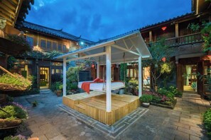 Unclassified image, 2 of 64, button - Yun Qieman Inn· Panoramic Snow Mountain View & Golden Peak Sunrise (Old Town of Lijiang ) (Lijiang)