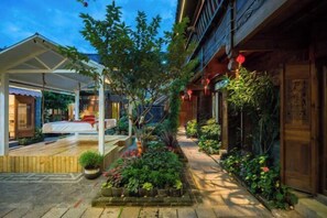 Garden - Yun Qieman Inn· Panoramic Snow Mountain View & Golden Peak Sunrise (Old Town of Lijiang ) (Lijiang)