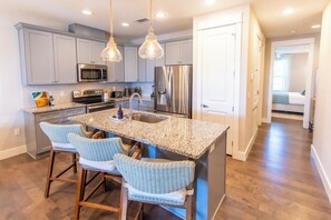 Geladeira, micro-ondas, fogão, cooktop