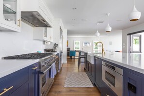 Réfrigérateur, micro-ondes, lave-vaisselle, cafetière/bouilloire