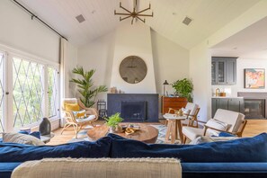 TV, caminetto, studio