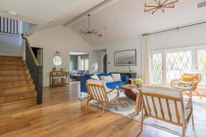 Télévision, cheminée, espaces bureaux