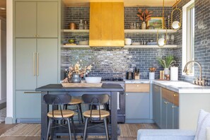 Réfrigérateur, micro-ondes, lave-vaisselle, cafetière/bouilloire