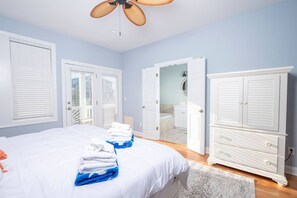 5 bedrooms, WiFi, bed sheets - DeJa Blue, You Will Want to Come Back! (Kure Beach)