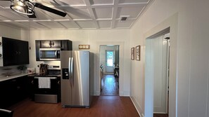 Geladeira, micro-ondas, fogão, cooktop