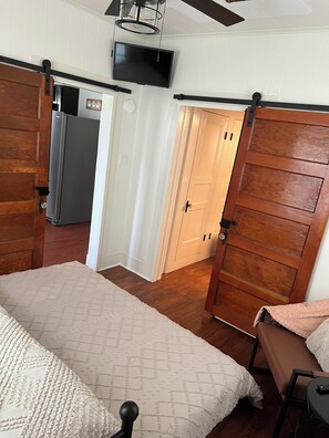 2 bedrooms, free WiFi, bed sheets - Charming 2-bedroom house minutes to beach, downtown, Cruising the Coast. (Bay St. Louis)