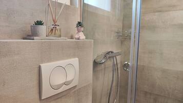 Pengering rambut, handuk, dan tisu toilet