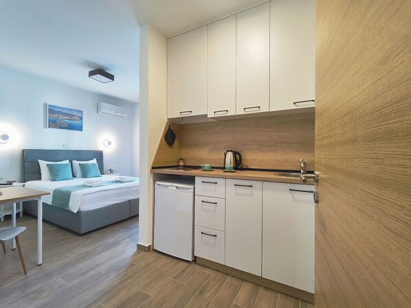 Fridge, electric kettle, cleaning supplies, paper towels - Bofani Apartments Budva (Budva)
