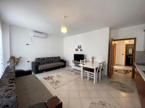 Living area - Comfortable Sea View Apartment (Durrës)