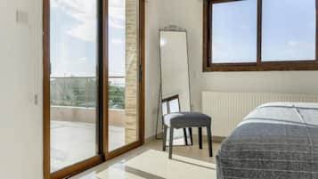 5 bedrooms, iron/ironing board, WiFi, bed sheets