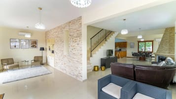 Smart-tv och eldstad