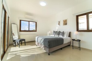 5 bedrooms, iron/ironing board, WiFi, bed sheets