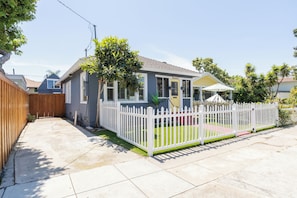 Exterior - Hillcrest Hideaway one block from downtown action, dog friendly w/ private yard (San Diego)