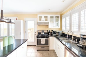Fridge, microwave, oven, stovetop - Hillcrest Hideaway one block from downtown action, dog friendly w/ private yard (San Diego)