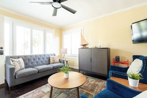 TV - Hillcrest Hideaway one block from downtown action, dog friendly w/ private yard (San Diego)