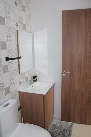 Een douche, handdoeken, toiletpapier