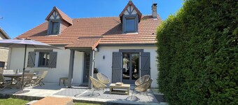 CABOURG CENTER. House close to the beach, shops and racecourse.
