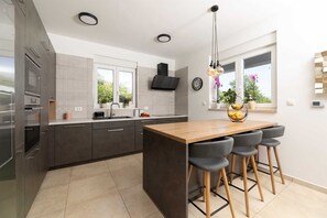 Geladeira, micro-ondas, fogão, cooktop