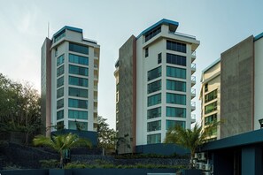 Building design - Convenient studio at Oceana by Lofty (Kamala)