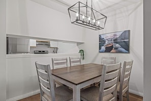 Dining - Mountain Chalet 2Bd/1Bth Sleeps 6 (Canmore)