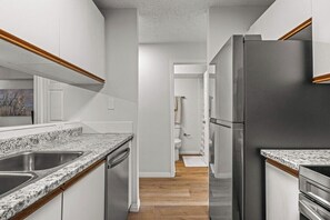 Geladeira, micro-ondas, fogão, cooktop